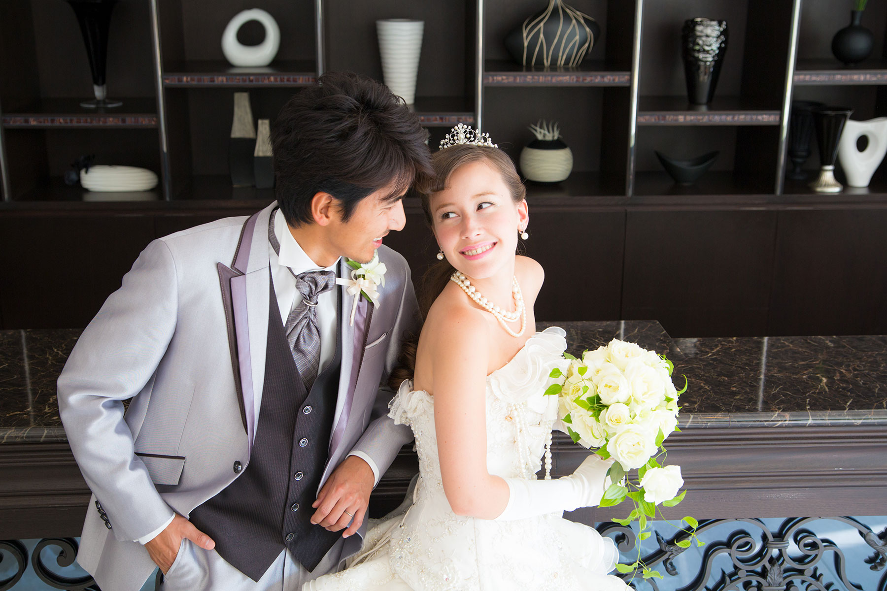 室内で見つめ合う新郎新婦