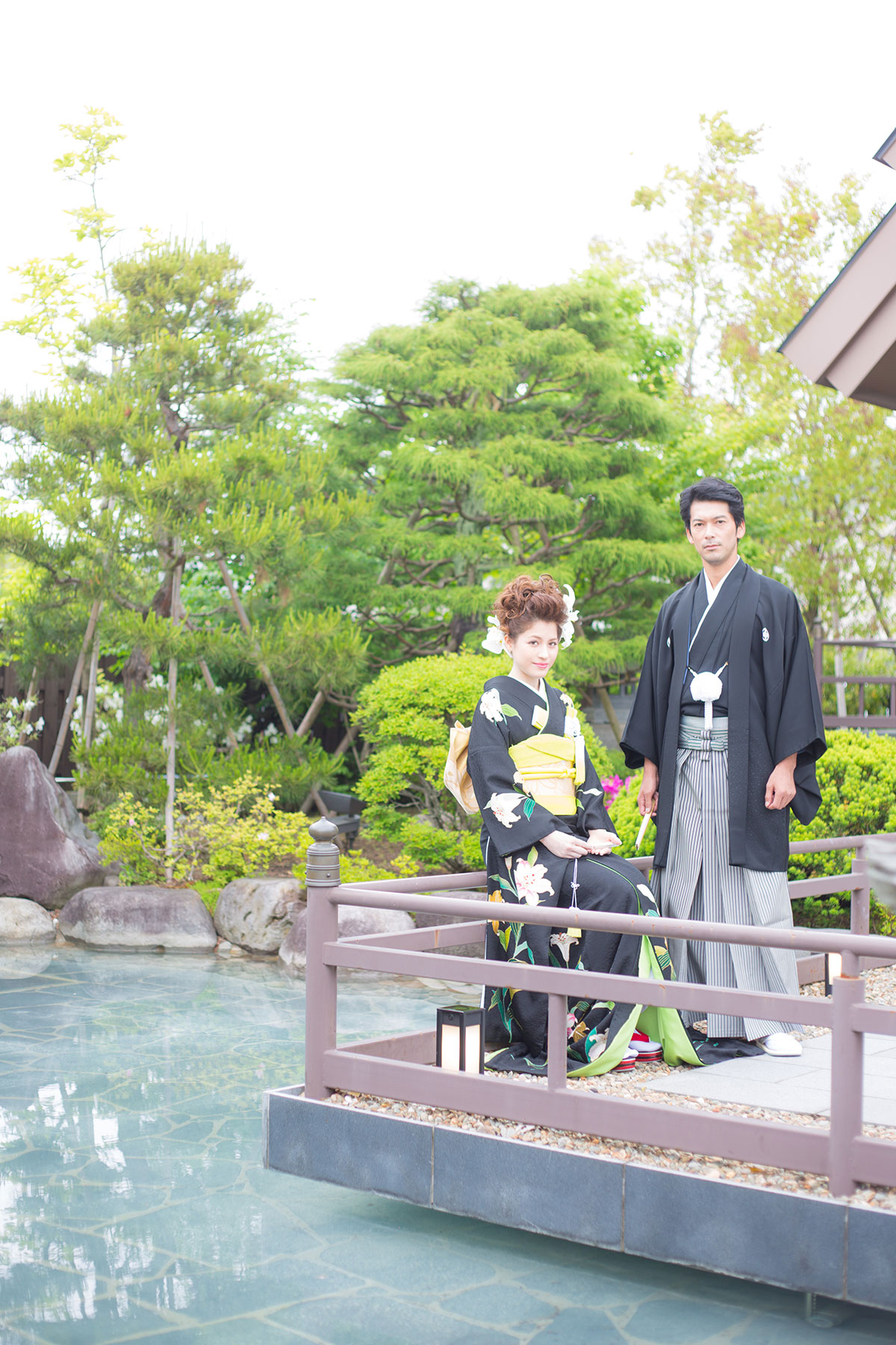 庭園で佇む和装の新郎新婦