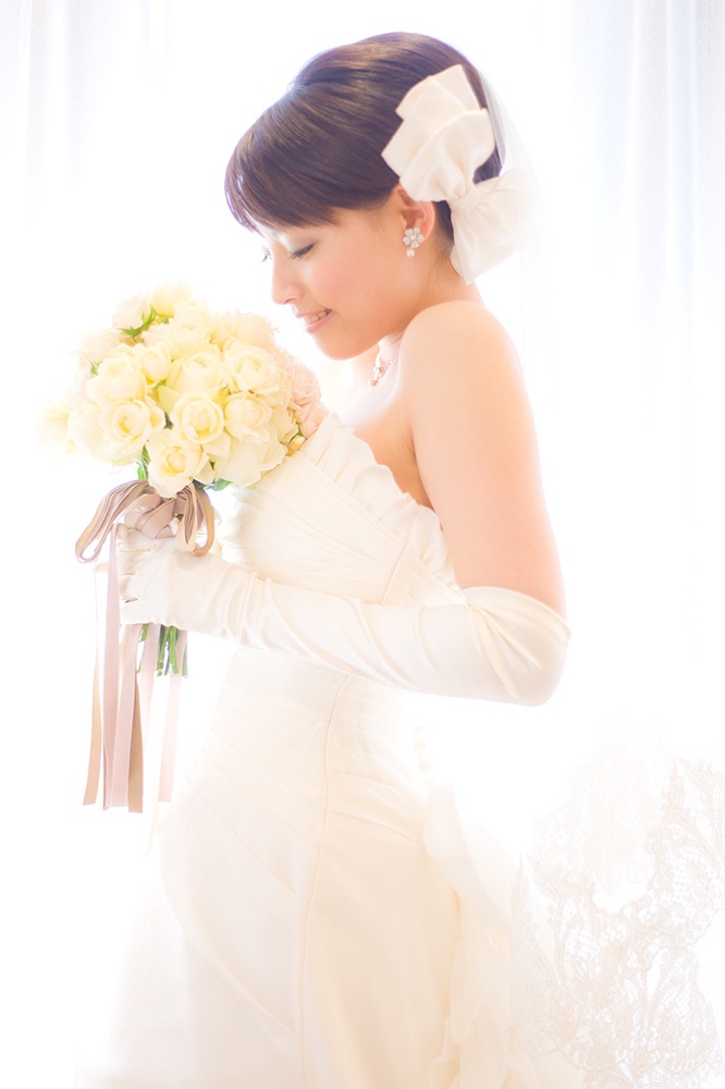 白いブーケを抱く花嫁
