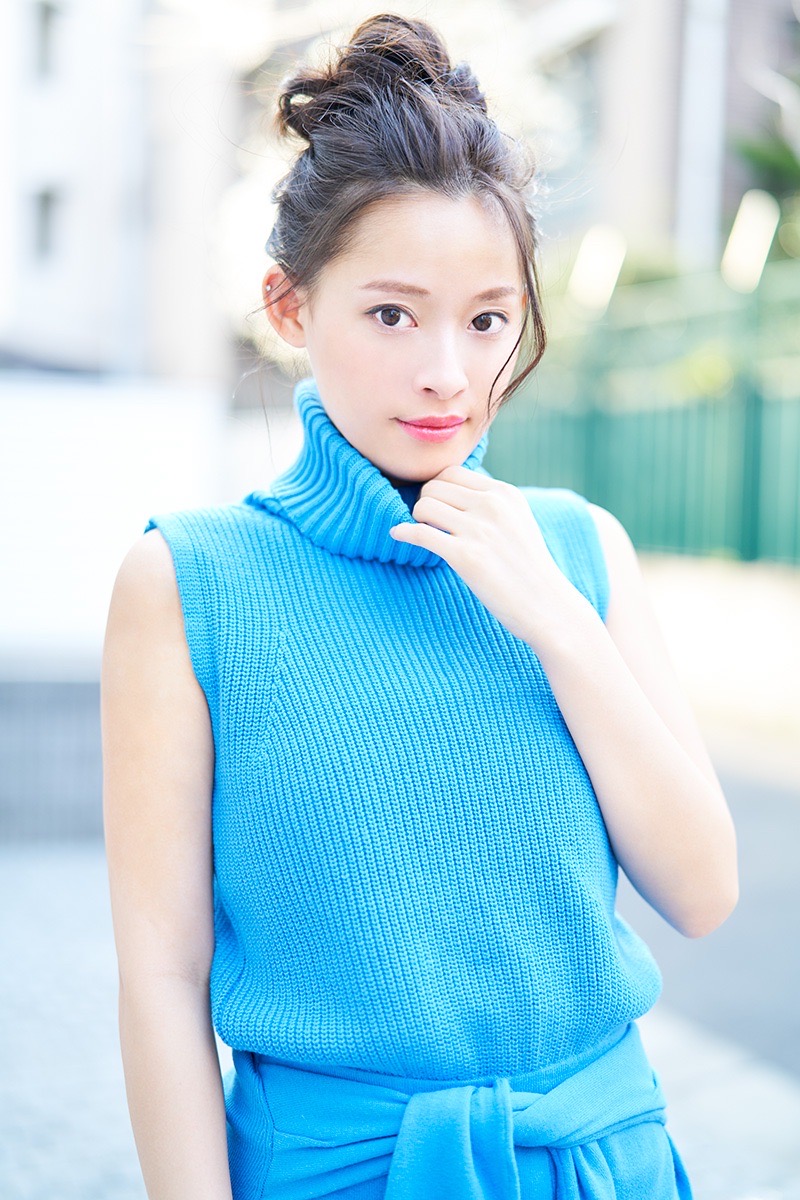 屋外で撮影した女性のポートレート