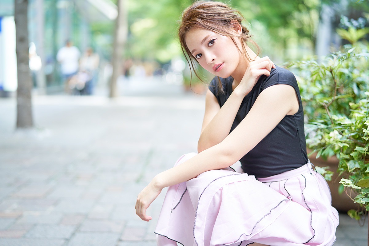 緑のそばに座る女性のポートレート