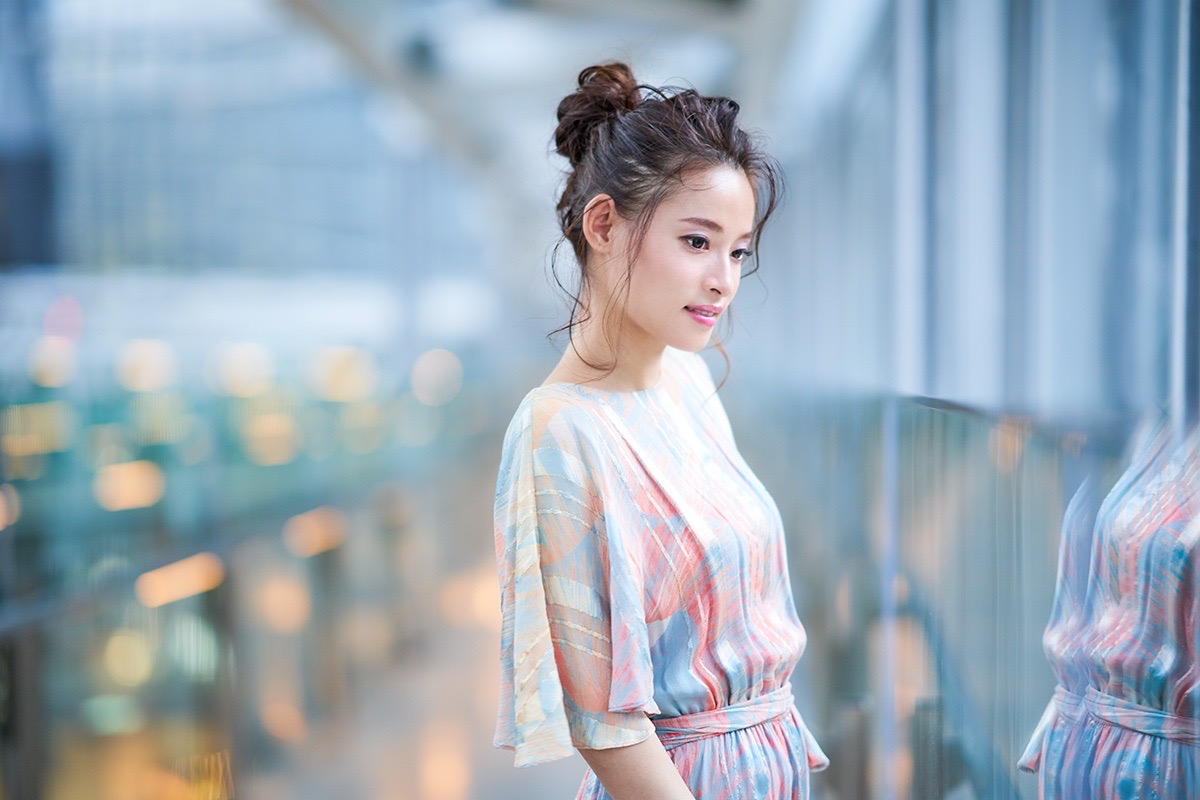 ガラスのそばに立つ女性のポートレート