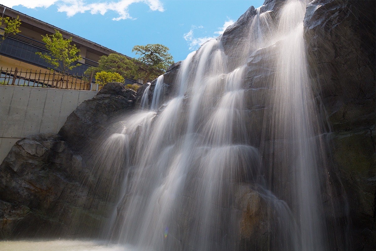 斜めから捉えた滝