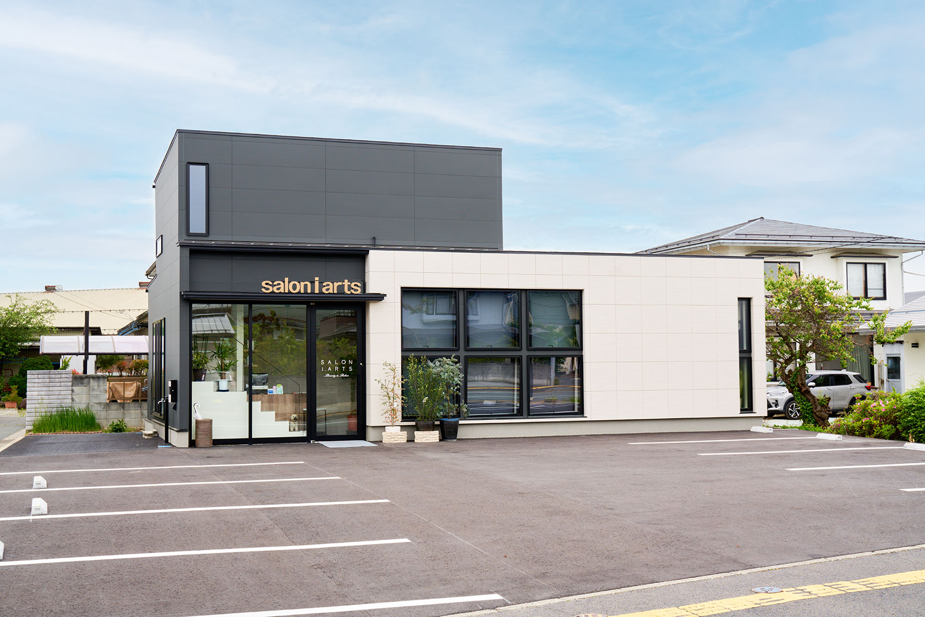 salon i artsの正面外観